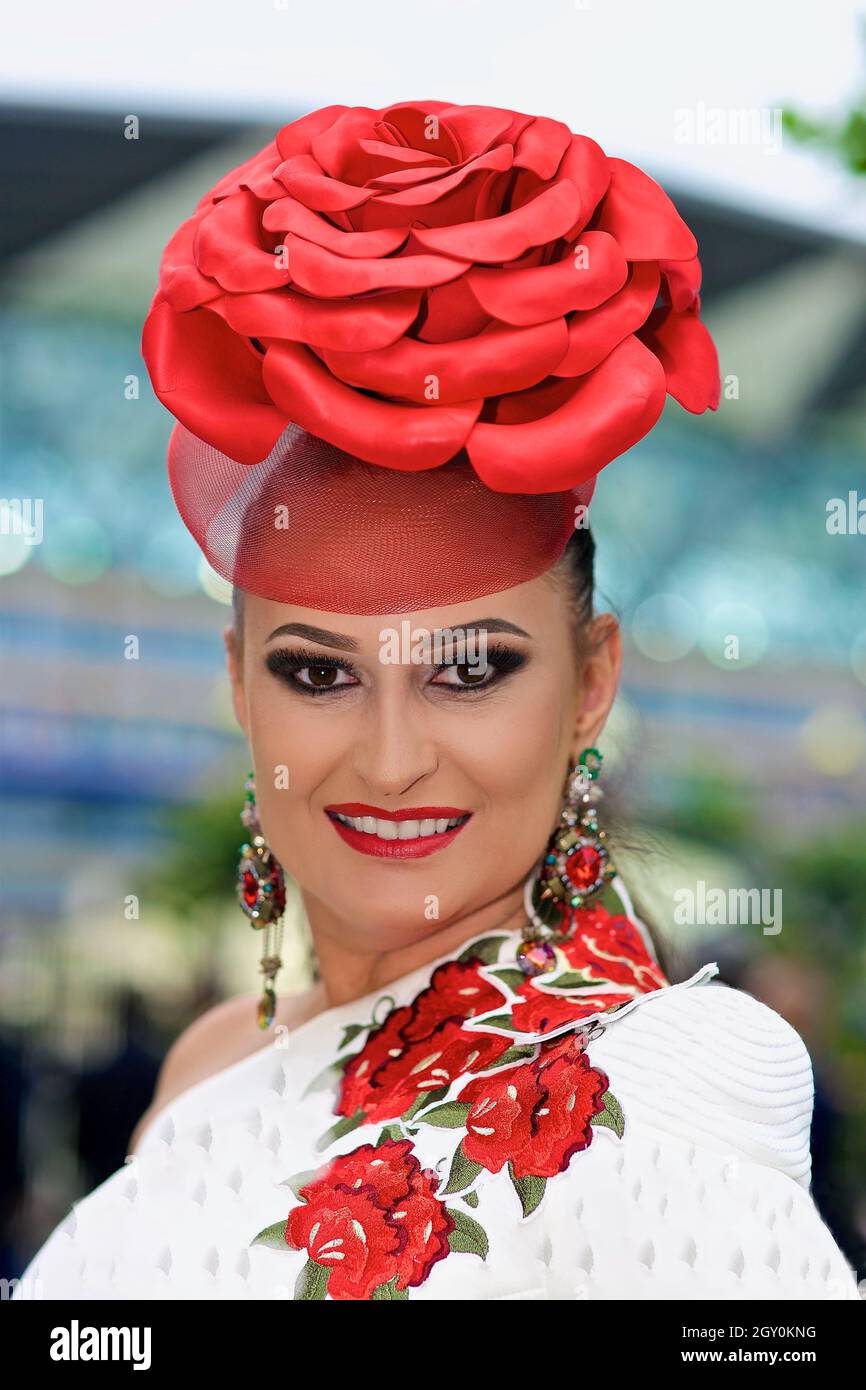 Une jolie femme élégante porte un élégant chapeau rouge pour la fête des  femmes Photo Stock - Alamy