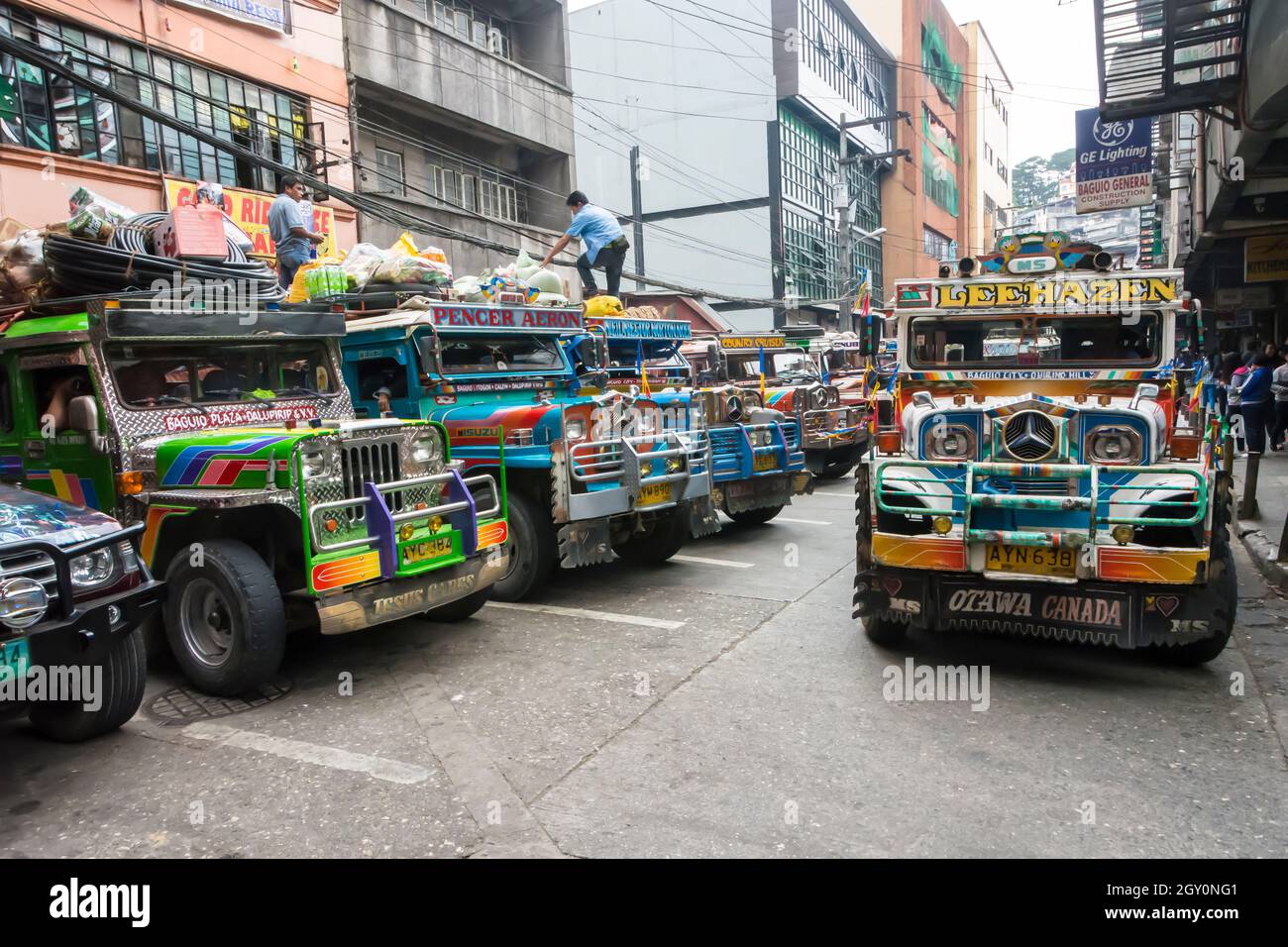 Des jeepneys ont été alignés à une gare routière de Baguio, aux Philippines. Banque D'Images