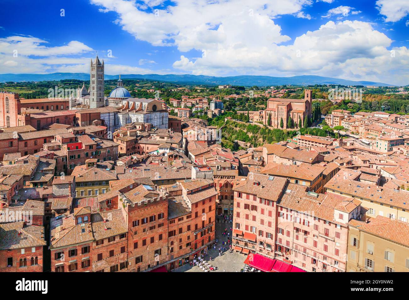 Sienne, Italie. Vue aérienne de la Piazza del Campo et de la cathédrale de Sienne. Banque D'Images