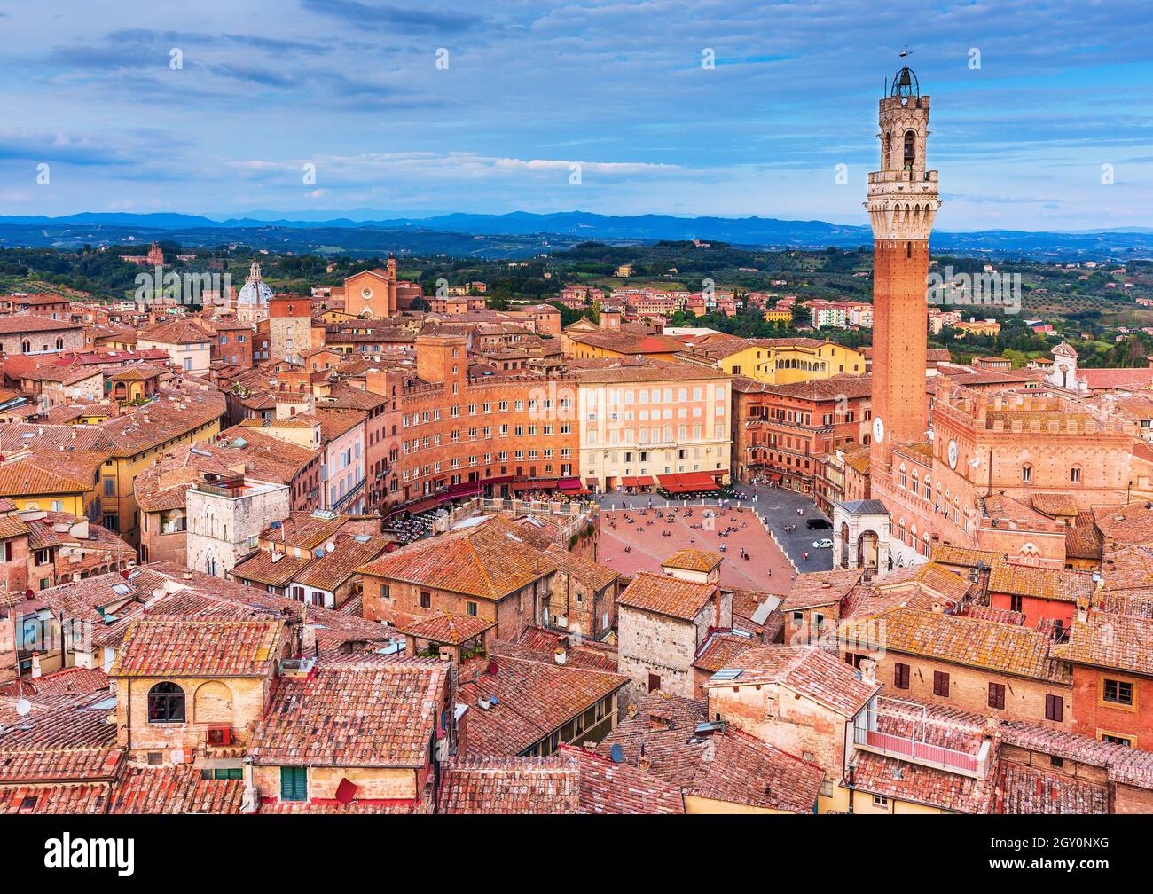 Sienne, Italie. Vue aérienne de la Piazza del Campo avec Palazzo Pubblico et Torre del Mangia. Banque D'Images