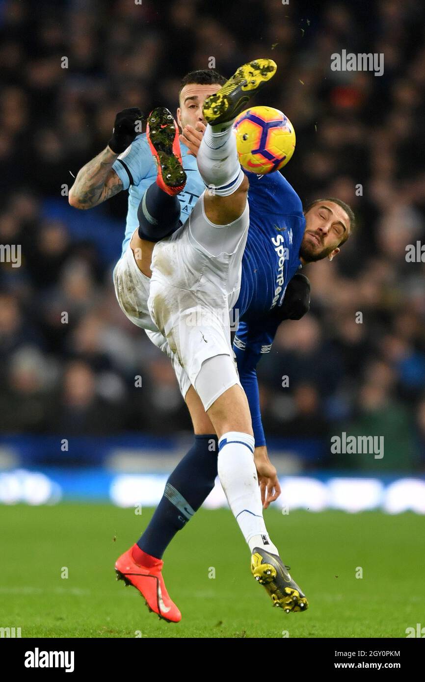 Nicolas Otamendi de Manchester City et Cenk Tosun d'Everton se battent pour le ballon Banque D'Images