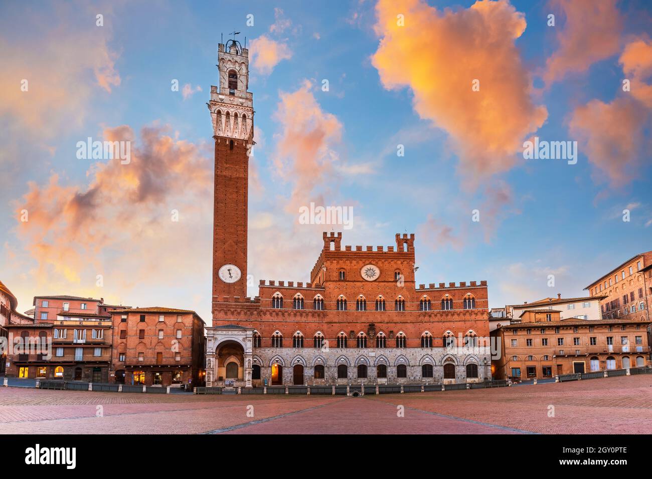 Sienne, Italie. Piazza del Campo avec Palazzo Pubblico et Torre del Mangia au lever du soleil. Banque D'Images