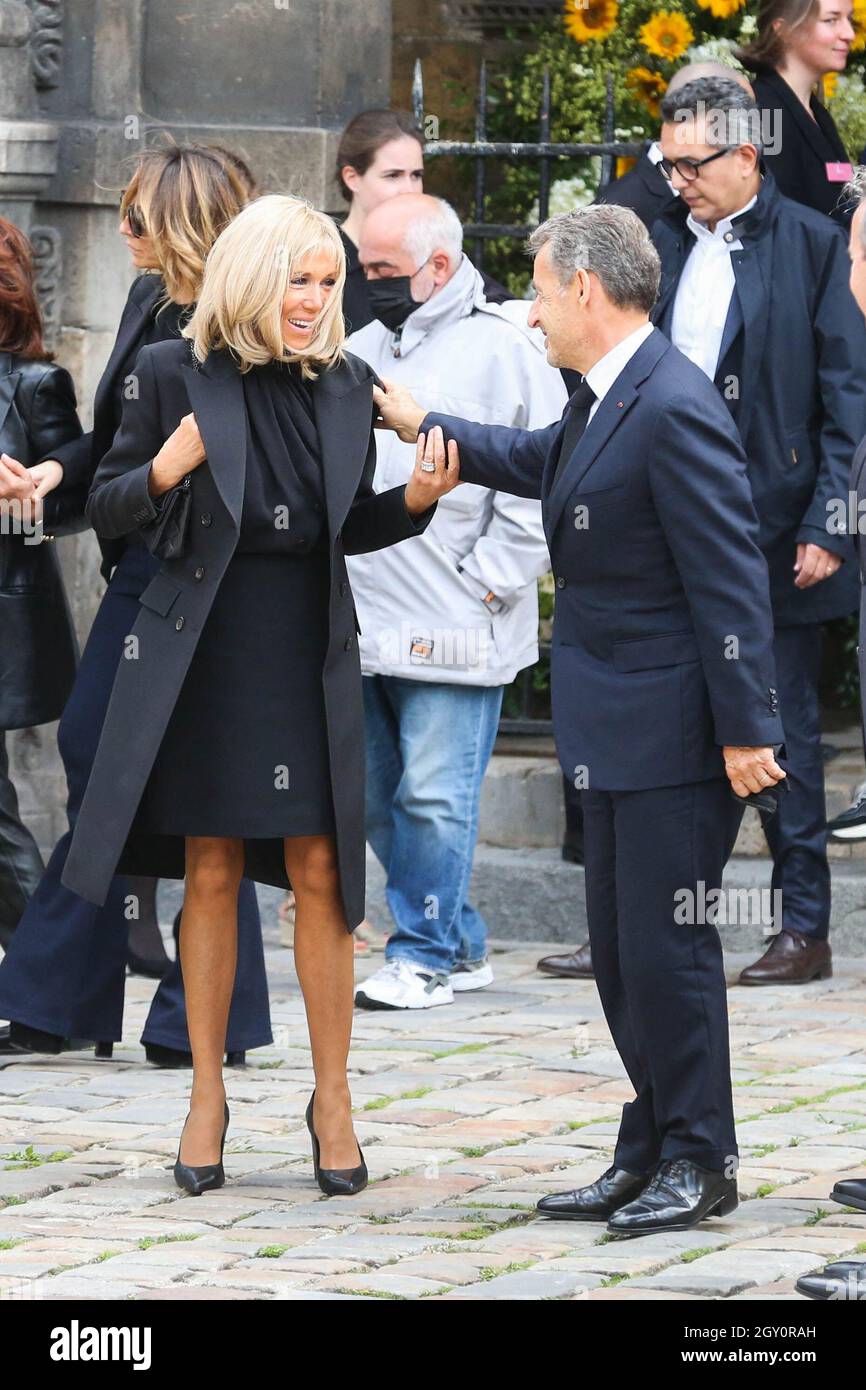 Brigitte Macron avec l'ancien président français Nicolas Sarkozy lors d'une  messe d'hommage au magnat français Bernard Tapie à l'église Saint Germain  des Prés à Paris, France, le 6 octobre 2021. Les funérailles