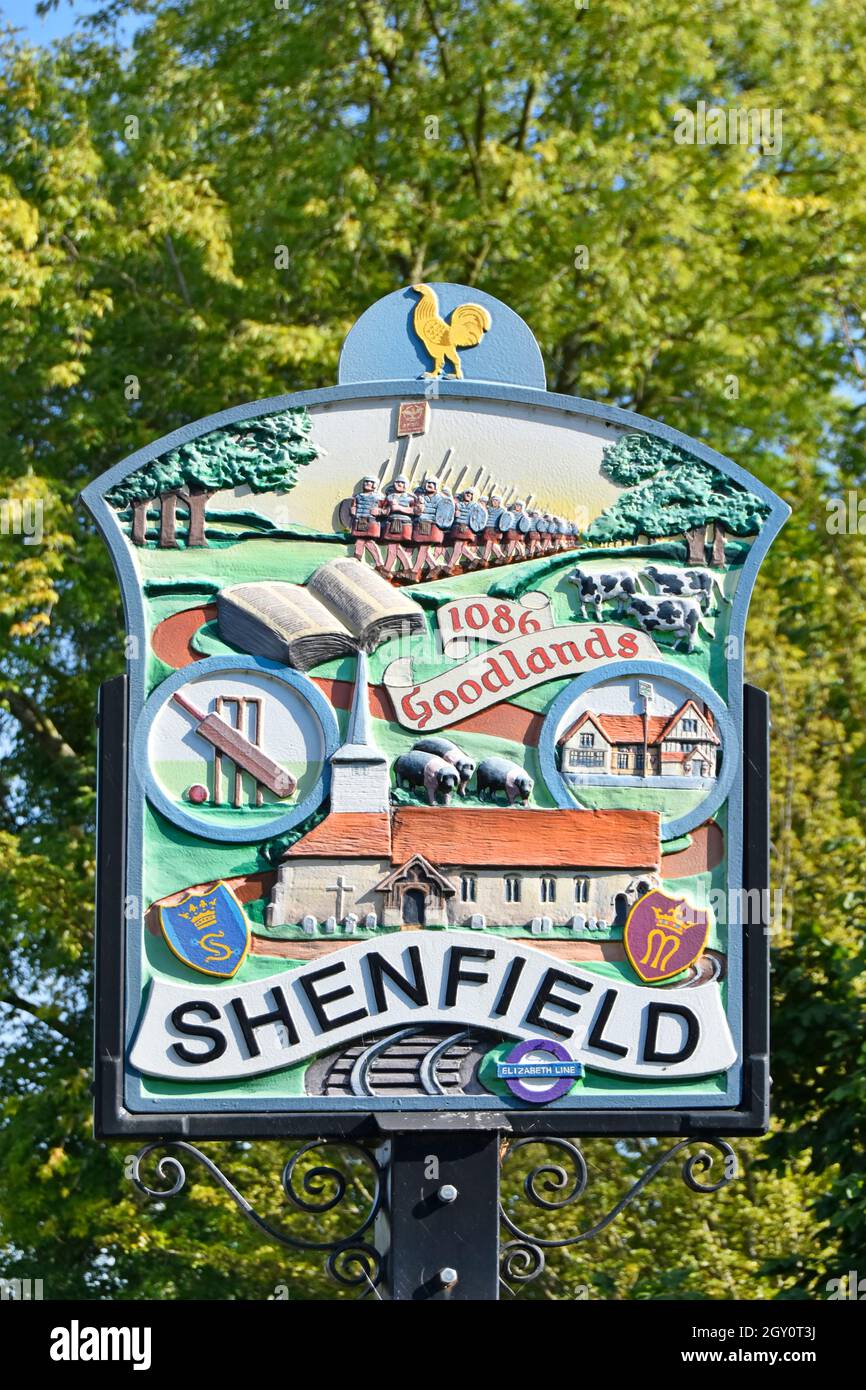 Gros plan la ville de Shenfield signe des références historiques de l'époque romaine et logo de la nouvelle ligne de train Crossrail Elizabeth qui dessert ici, dans l'Essex, au Royaume-Uni Banque D'Images