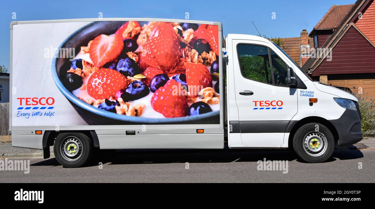 Garés à la maison vue latérale de la maison de Tesco supermarché transport van chaîne d'approvisionnement alimentaire commerce de détail à la maison livraison en ligne d'épicerie shopping Royaume-Uni Banque D'Images