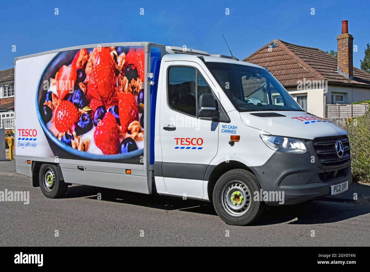 Parking devant le supermarché Tesco Mercedes transport van une chaîne d'approvisionnement alimentaire commerce de détail livraison en ligne de courses d'épicerie au Royaume-Uni Banque D'Images