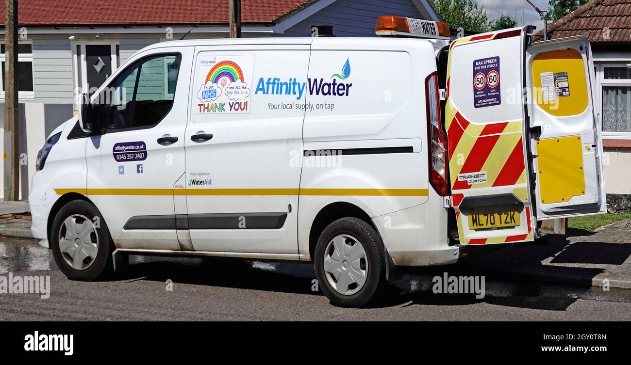 Vue latérale et portes arrière ouvertes sur Affinity Water Board Supply Company business Ford van dans la rue résidentielle vérifiant les bornes d'eau dans Essex Angleterre Royaume-Uni Banque D'Images