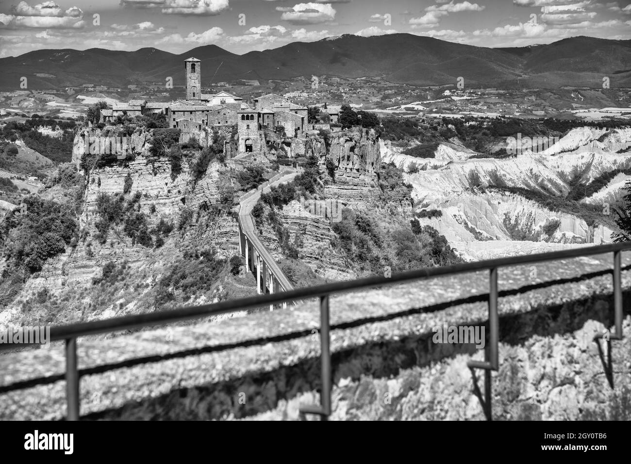Photo en niveaux de gris de l'altitude de Civitella d'agliano avec fond de montagne en Italie Banque D'Images