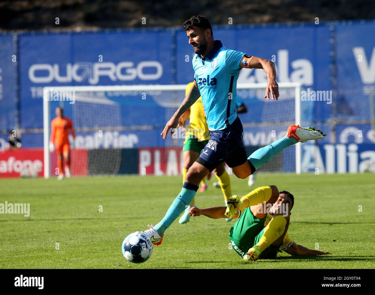 VIZELA, PORTUGAL - SEPTEMBRE 19: Marcos Paulo de Vizela FC concurrence pour le bal avec Nuno Santos du FC Palos de Ferreira, pendant le match de Bwin de la Ligue Portugal entre le FC Vizela et le FC Palos de Ferreira à Estadio do Vizela le 19 septembre 2021 à Vizela, Portugal. (Photo par MB Media) Banque D'Images