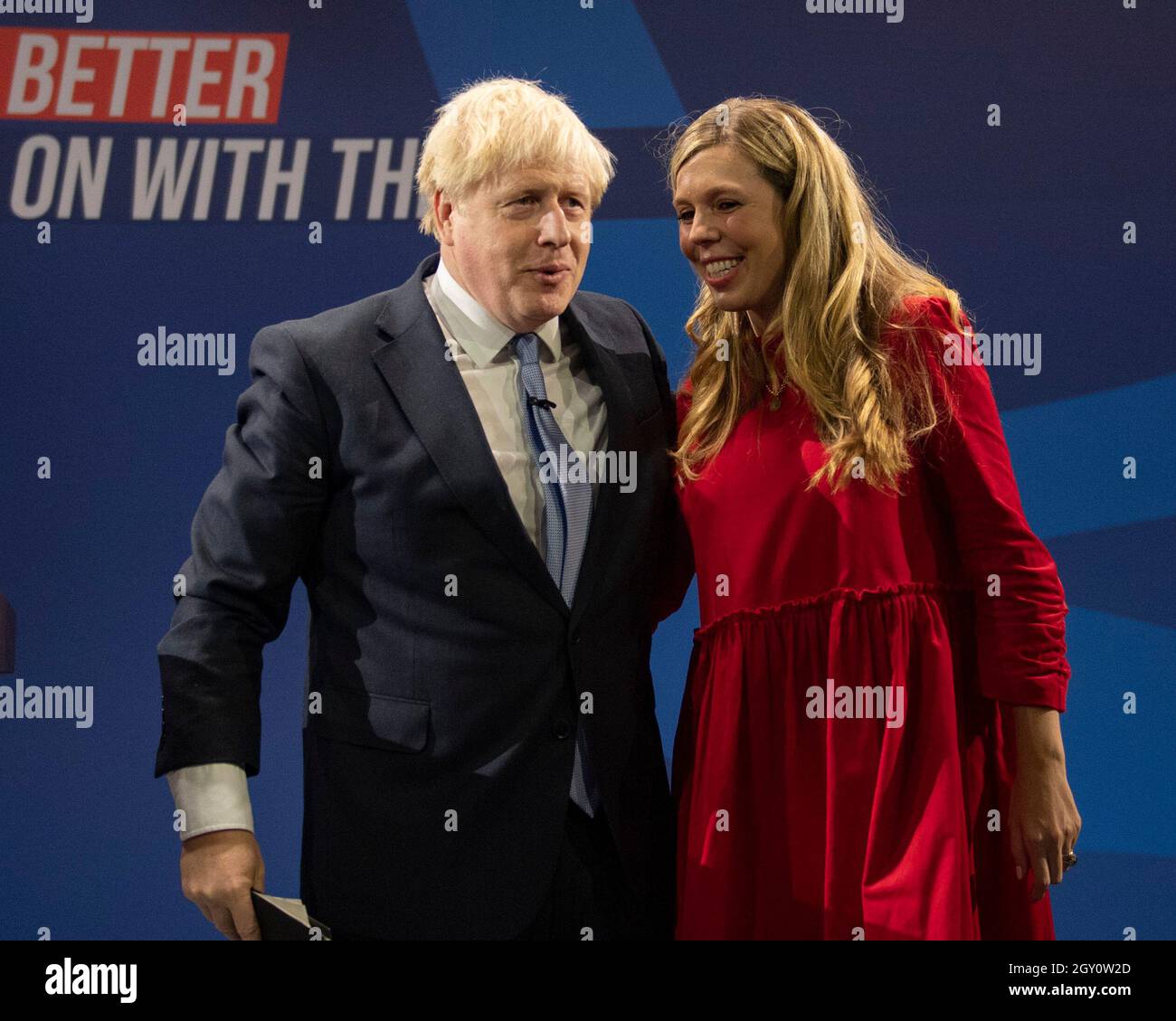 Manchester, Angleterre, Royaume-Uni. 6 octobre 2021. PHOTO : le Premier ministre du Royaume-Uni et le chef du parti conservateur du Royaume-Uni se terminent en prenant la parole à la Conférence nationale avec son discours clé pour construire mieux, (à droite) Carrie Symonds; Conférence du parti conservateur #CPC21. Crédit : Colin Fisher/Alay Live News Banque D'Images