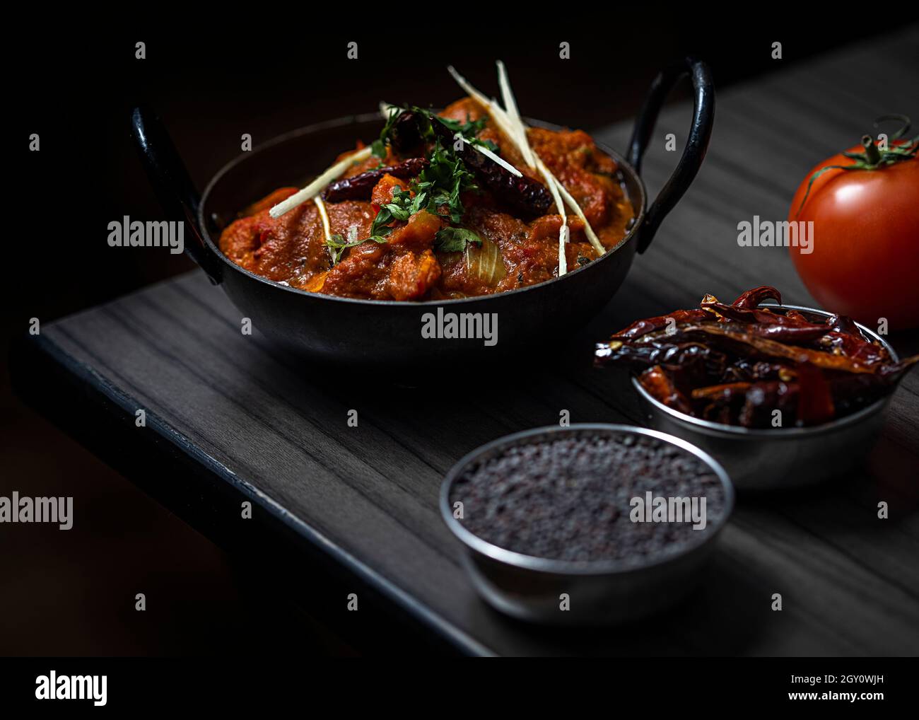 La composition du plat indien avec des épices sur la table. Banque D'Images