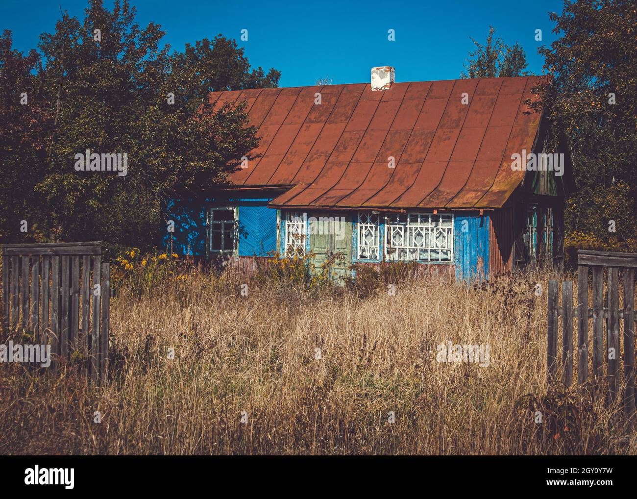 Ancienne maison en bois abandonnée en ruines dans la campagne Banque D'Images