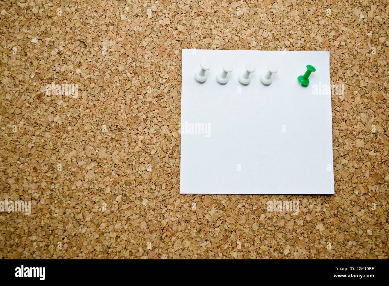 Gros plan du panneau en liège avec une note blanche Banque D'Images