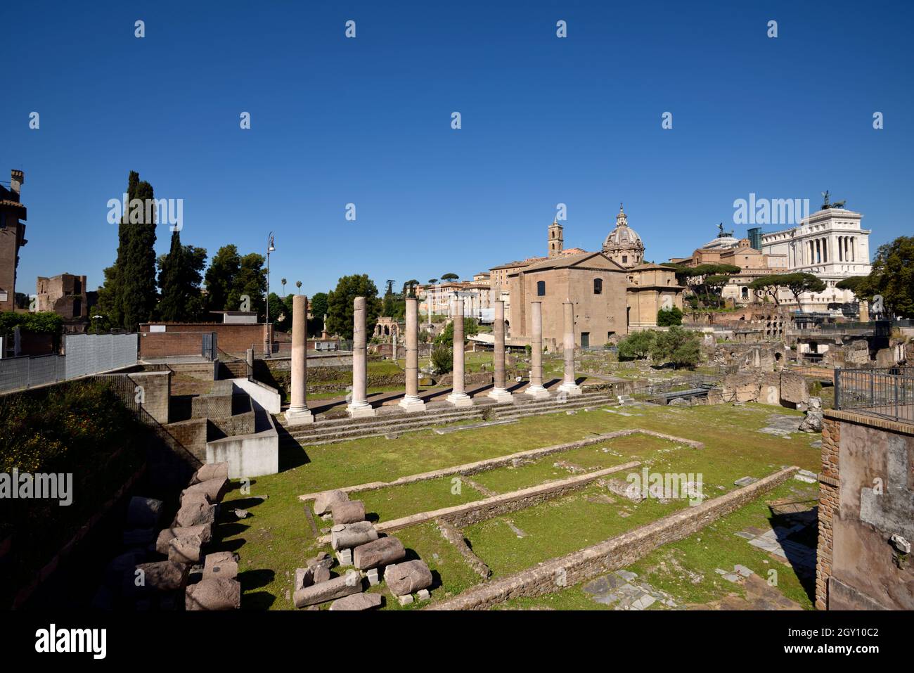 Italie, Rome, Forum romain, Foro della Pace (Forum de la paix), colonnes du Temple de la paix Banque D'Images