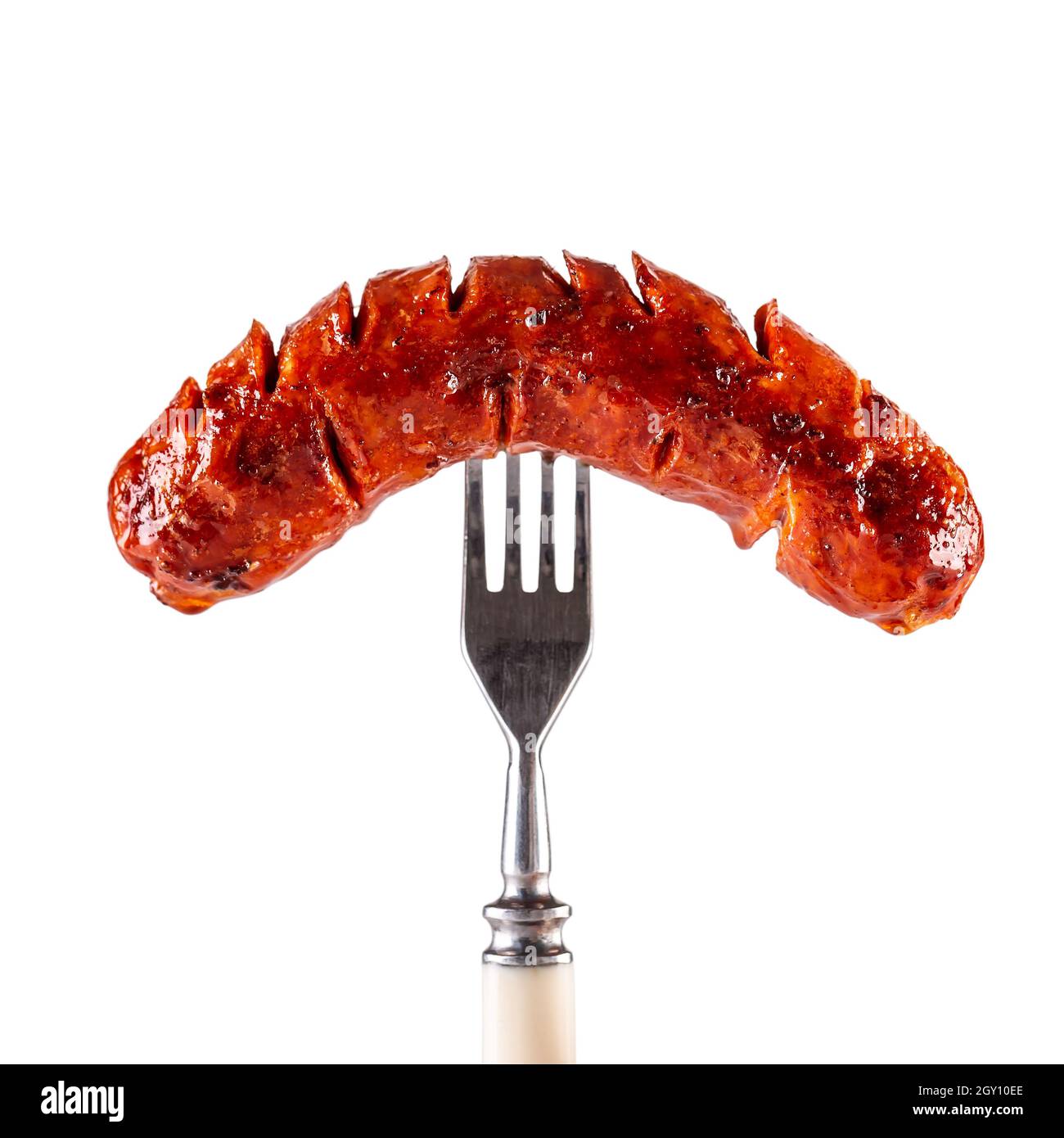 Saucisse fumée rôtie sur une fourchette isolée sur fond blanc. Banque D'Images