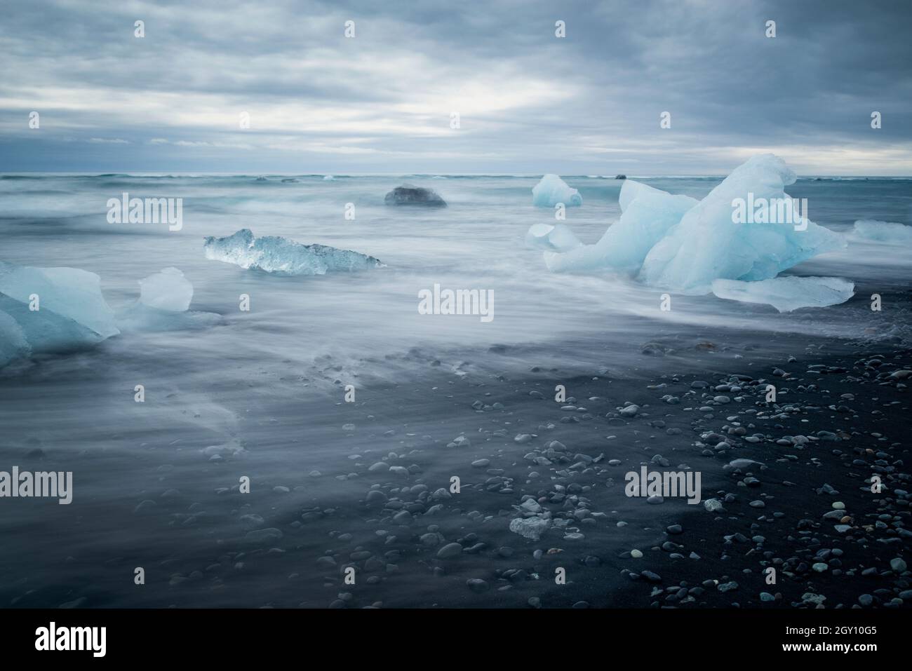 Icebergs et sable noir sur la plage de Jokulsarson Diamond, Islande Banque D'Images