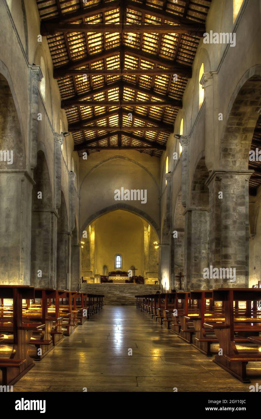 Fossacesia - Abruzzes - Eglise médiévale de San Giovanni in Venere: Intérieur de l'église, il vaut la peine de noter la voûte en truss Banque D'Images