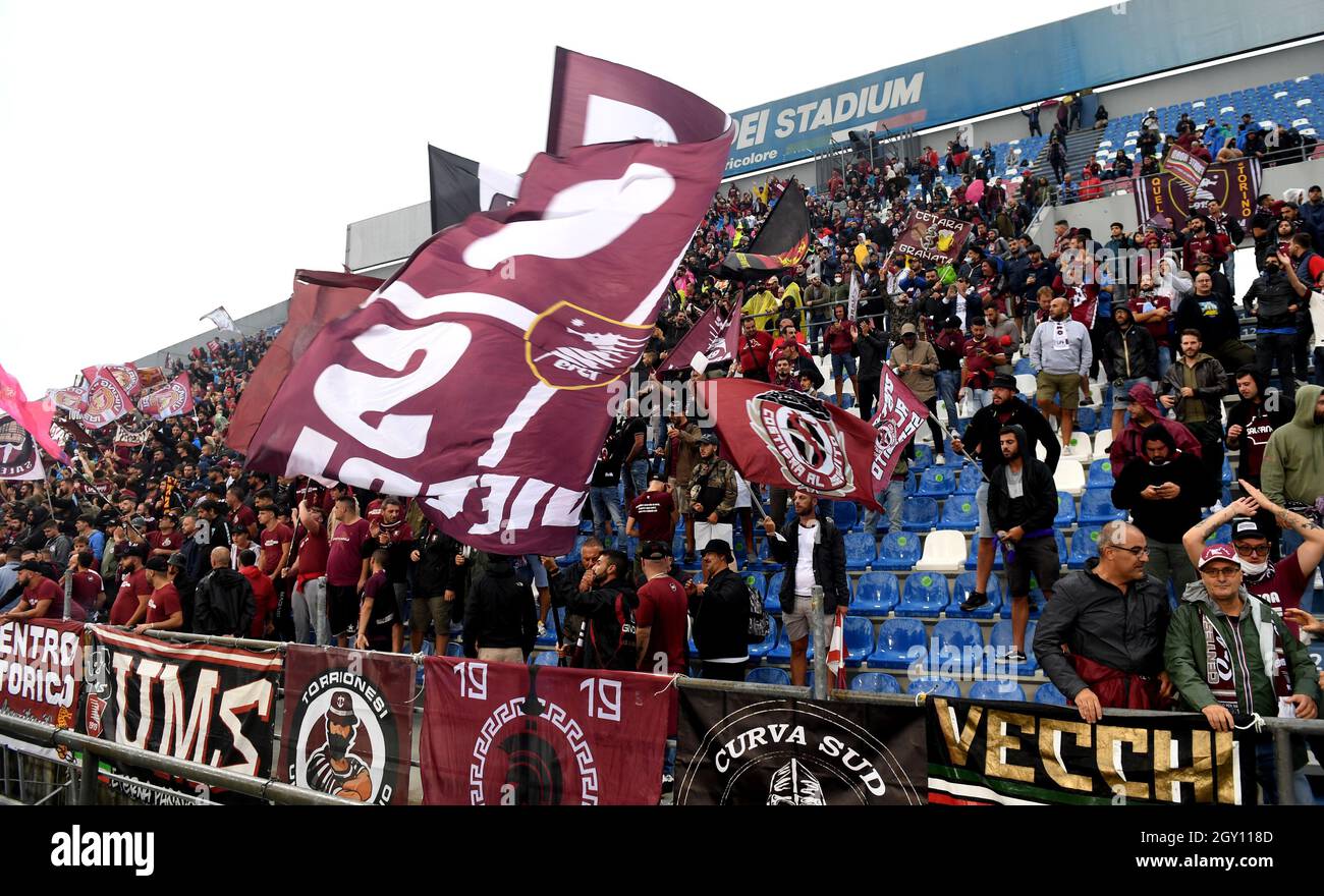 REGGIO NELl'EMILIA, ITALIE - SEPTEMBRE 26: Fans de l'US Salernitana, pendant la série Un match entre l'US Sassuolo et l'US Salernitana au Mapei Stadium - Citta' del Tricolor le 26 septembre 2021 à Reggio nell'Emilia, Italie. (Photo par MB Media) Banque D'Images