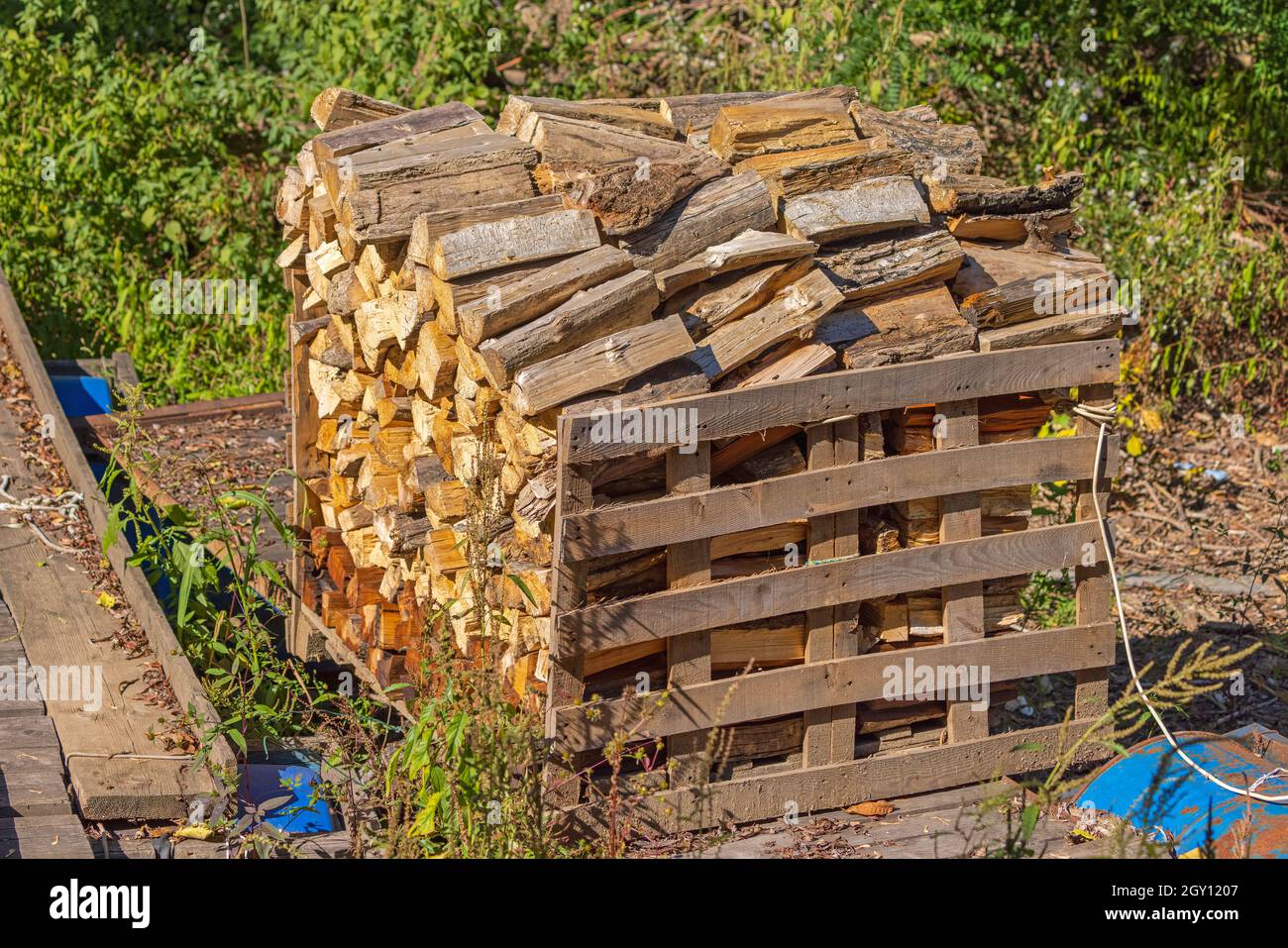 Pile de bois de chauffage à la palette prête pour la saison d'hiver Banque D'Images