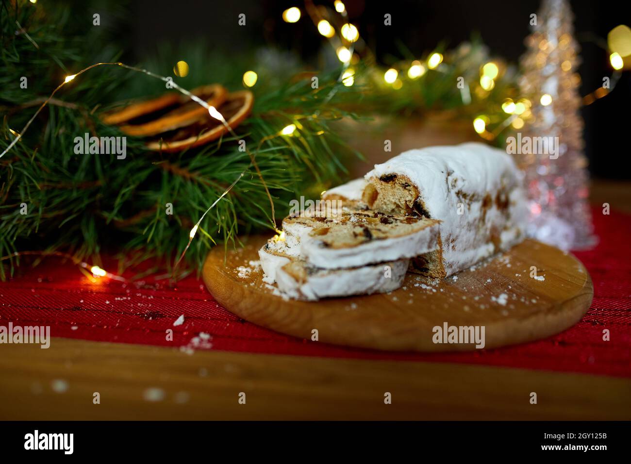 Pain de noël allemand Stollen, Noël stollen sur fond de bois