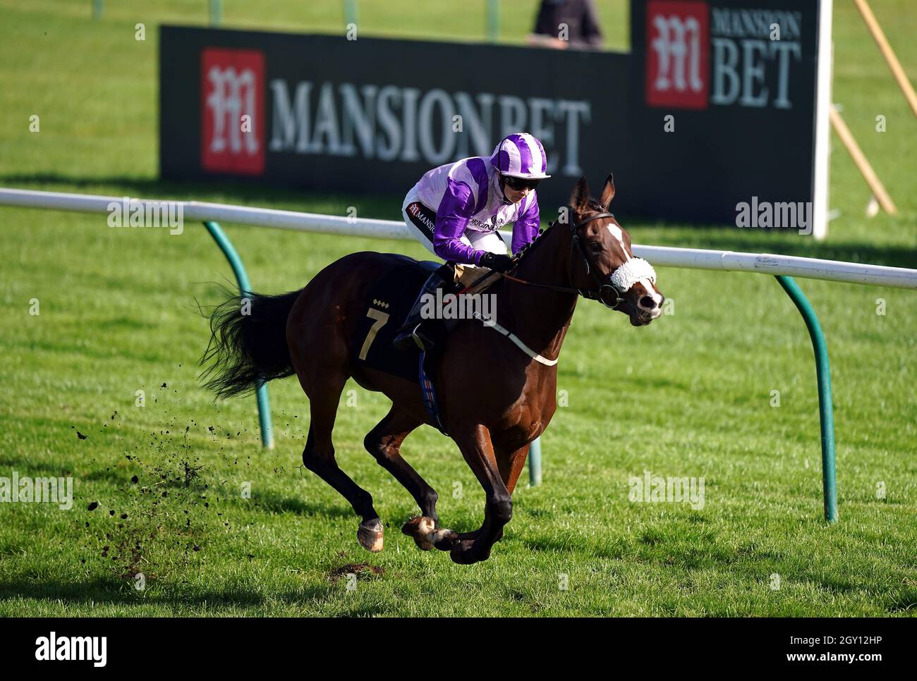 Secret Shadow, criblé de jockey Hayley Turner, remporte le MansionBet battu par Un handicap de Head Fillies à l'hippodrome de Nottingham. Date de la photo: Mercredi 6 octobre 2021. Banque D'Images