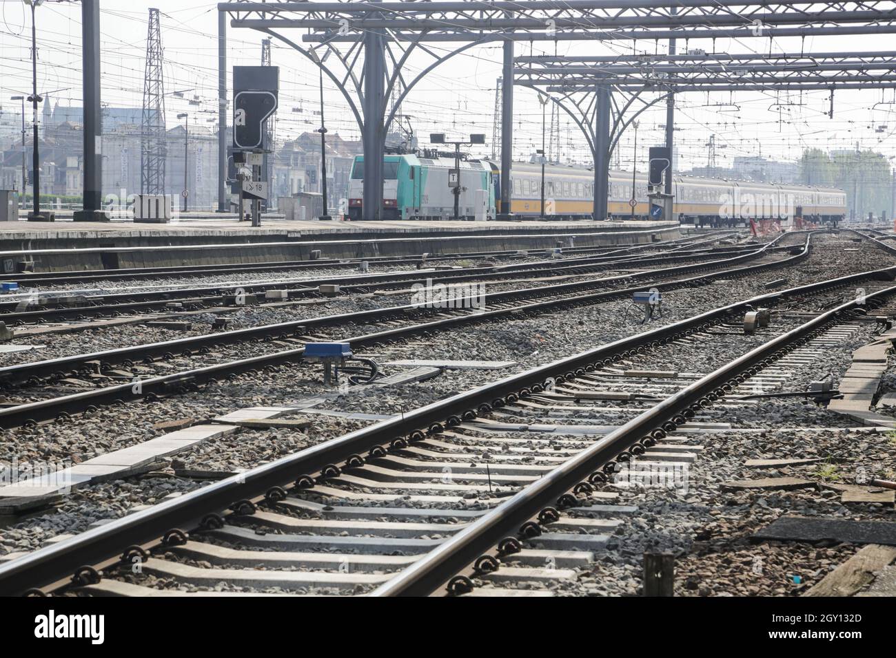 Les voies ferroviaires et les trains dans la gare sud de Bruxelles Banque D'Images