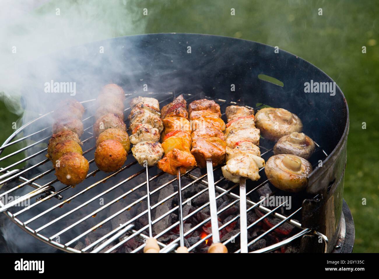 La viande grillée sur un barbecue dans le jardin d'été Banque D'Images