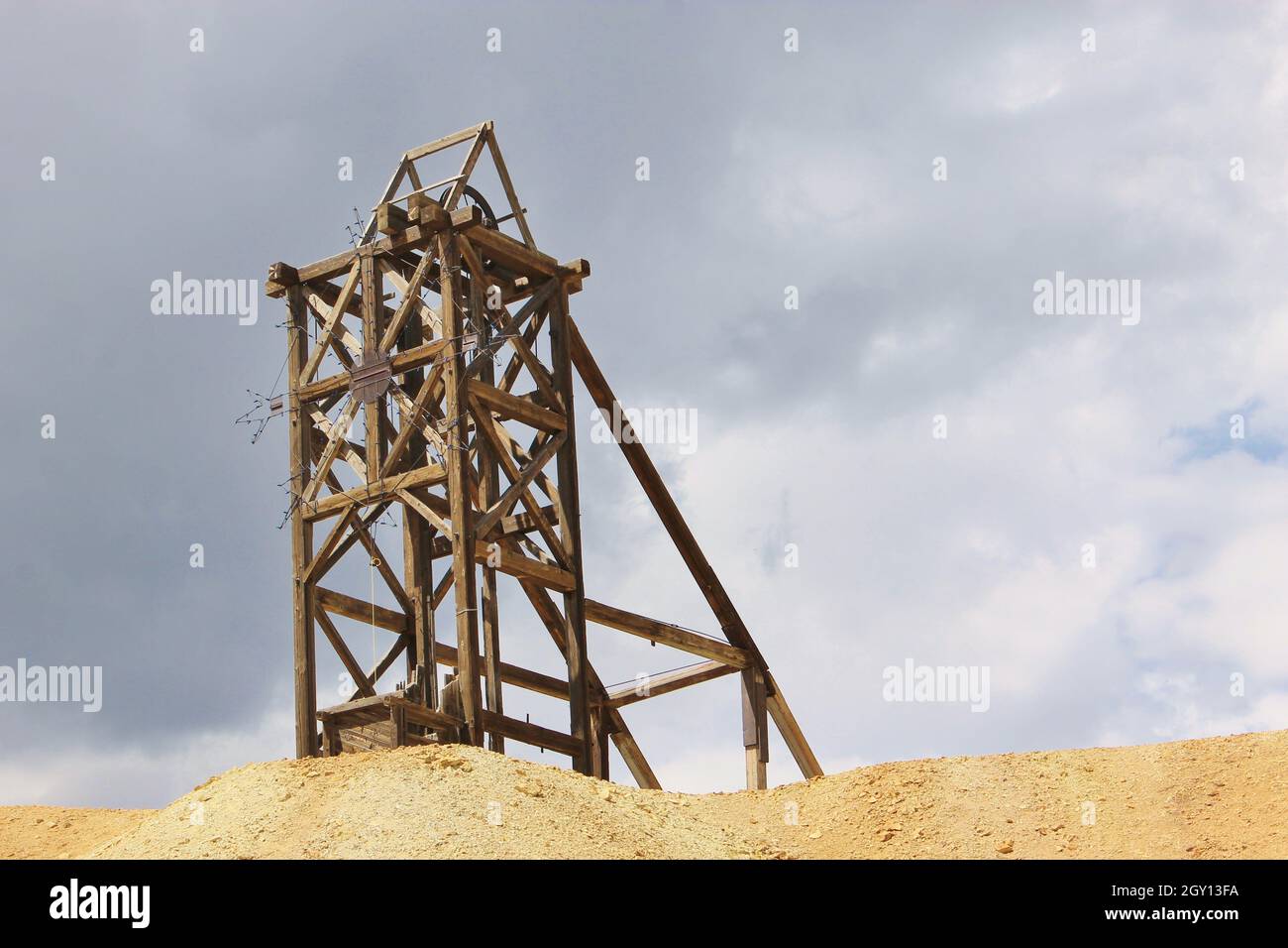 Mine ruines tour sur le paysage Banque D'Images