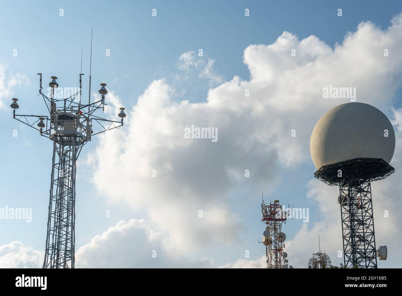 Vue générale d'un radar météorologique Doppler avec antennes de répéteur radio et de télévision, situé au sanctuaire de Randa sur l'île de Majorque, Espagne Banque D'Images