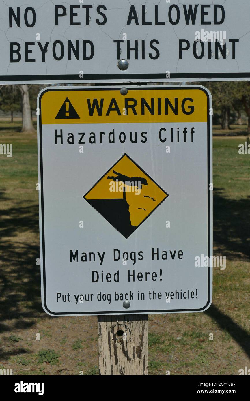Plan vertical d'un panneau sur le point de danger de doggie dans le parc régional de Peter Skene Ogden Terrebonne, Etats-Unis Banque D'Images