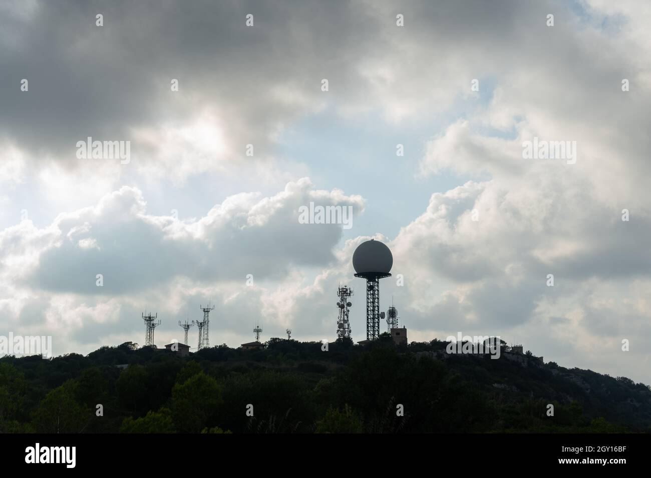 Vue générale d'un radar météorologique Doppler avec antennes de répéteur radio et de télévision, situé au sanctuaire de Randa sur l'île de Majorque, Espagne Banque D'Images