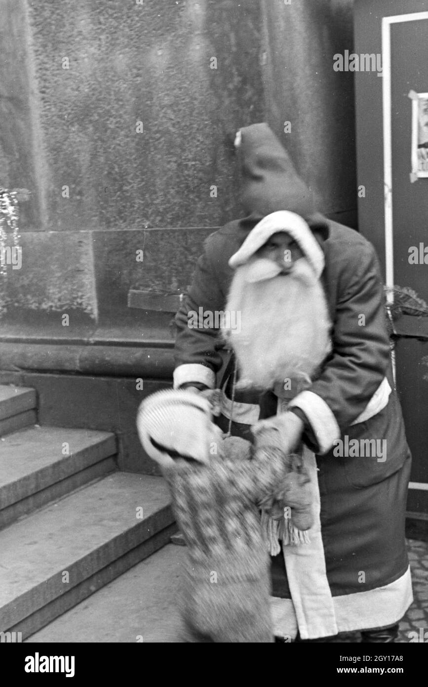 Der Weihnachtsmann auf dem Weihnachtsmarkt, Deutsches Reich 1930er Jahre. Père Noël sur le marché de Noël, de l'Allemagne des années 1930. Banque D'Images
