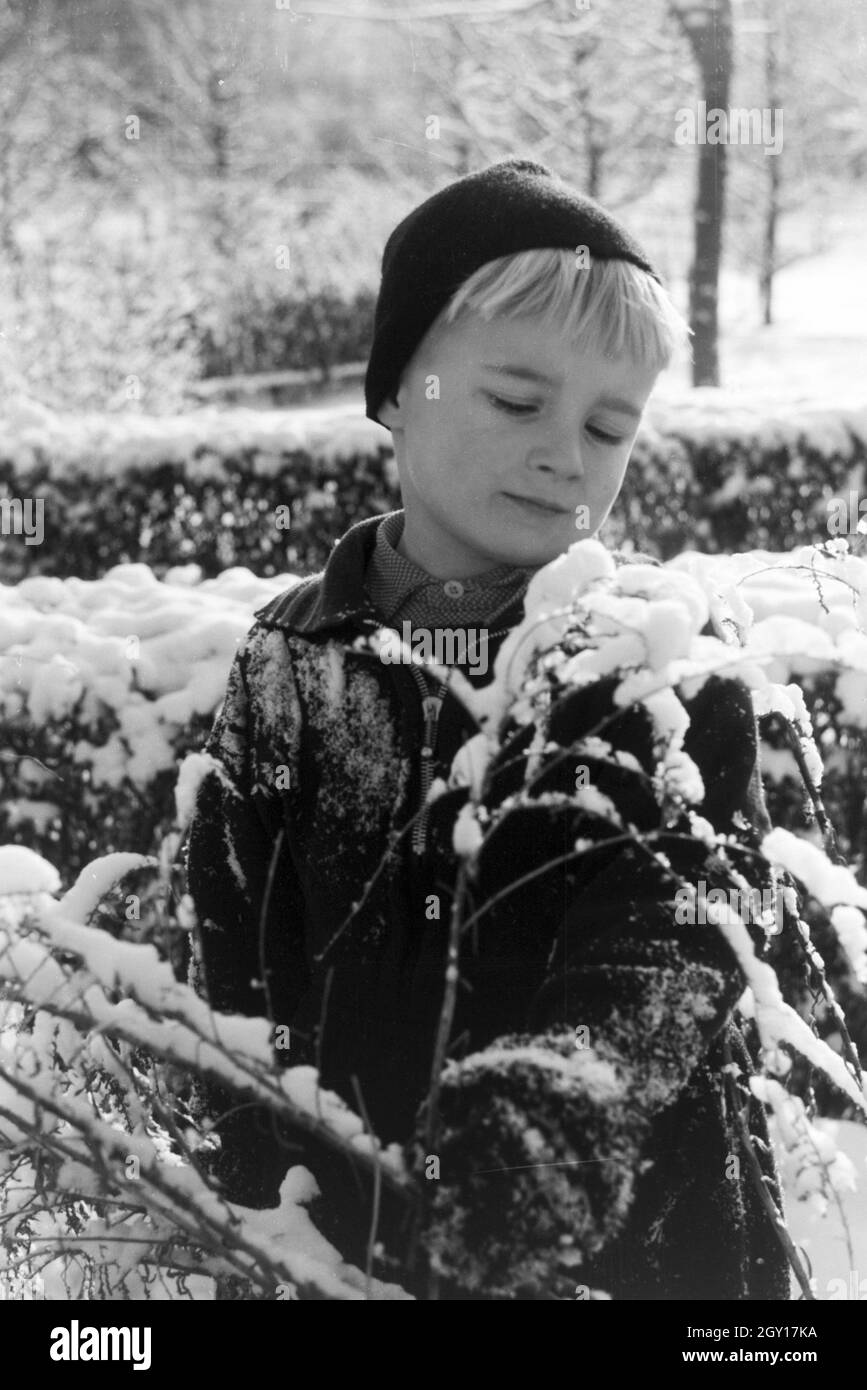 Ein kleiner Junge im Schnee, Deutschland Spielt er Jahre 1930. Un petit garçon jouer dans la neige, l'Allemagne des années 1930. Banque D'Images