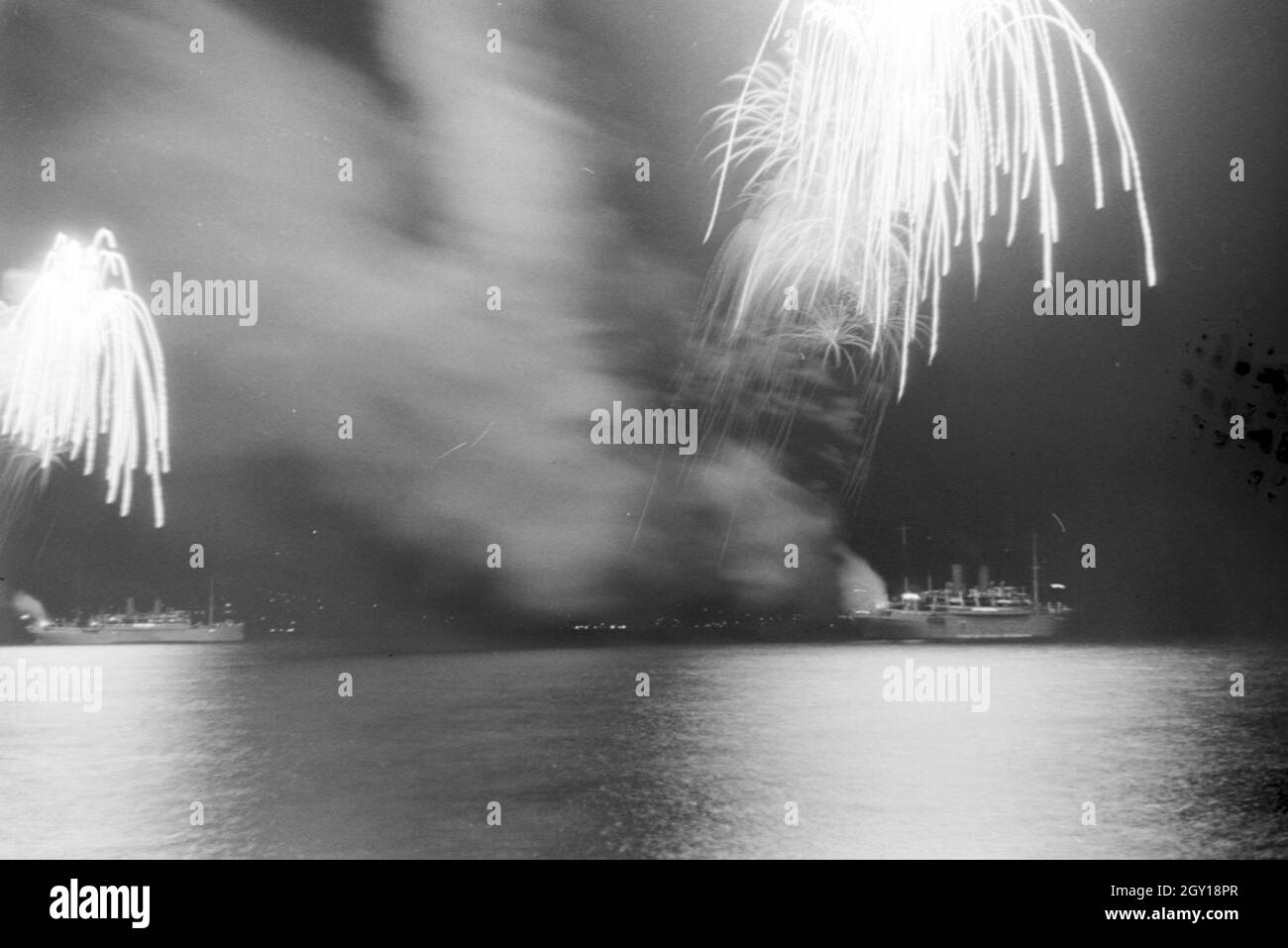 Ein grosses Feuerwerk une einem Hafen en Italie, années 1930 er Jahre. Grand feu d'artifice à un port en Italie, 1930. Banque D'Images