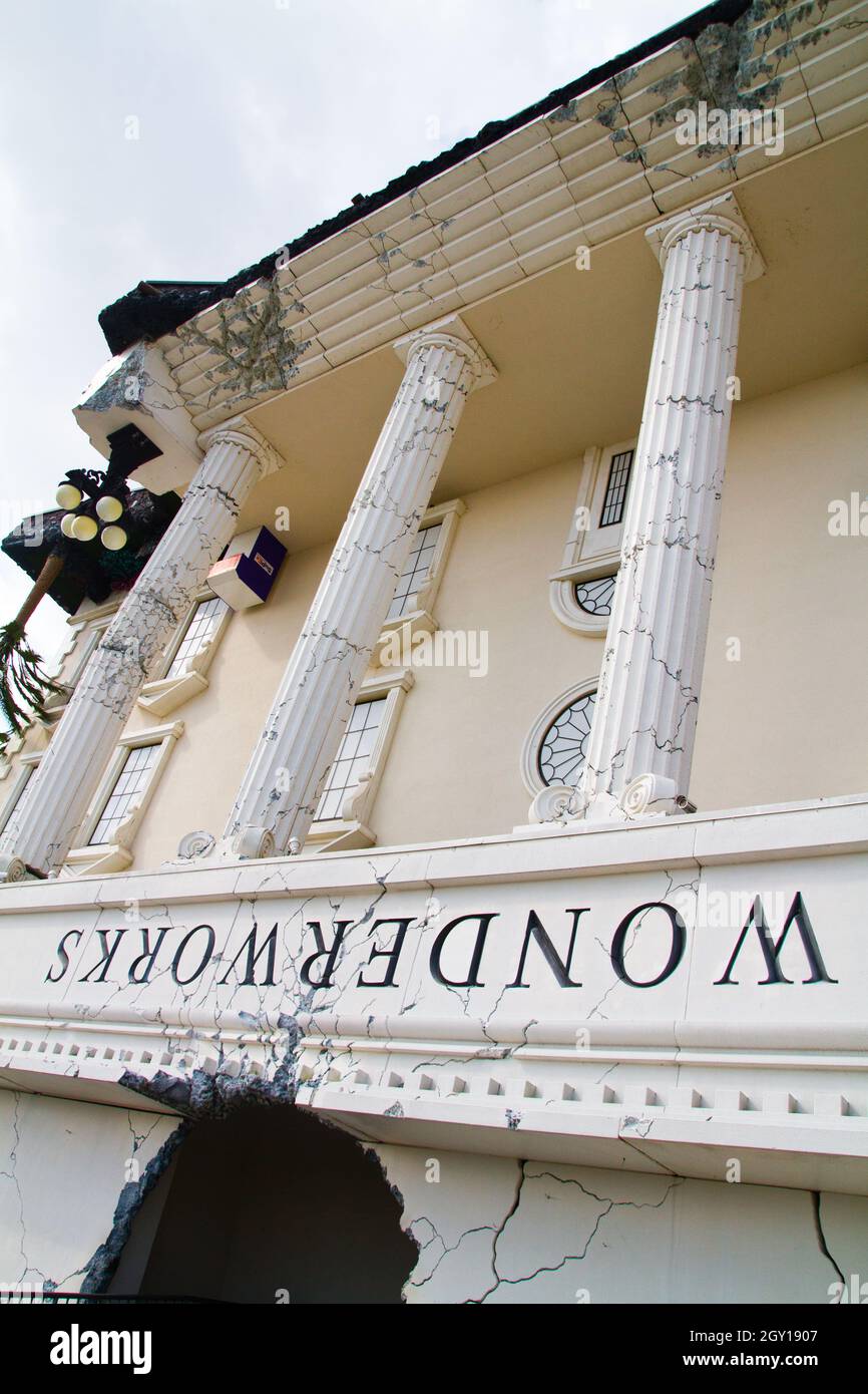 La façade de Wonderworks s'est retournée avec un trou soufflé sur le côté Banque D'Images