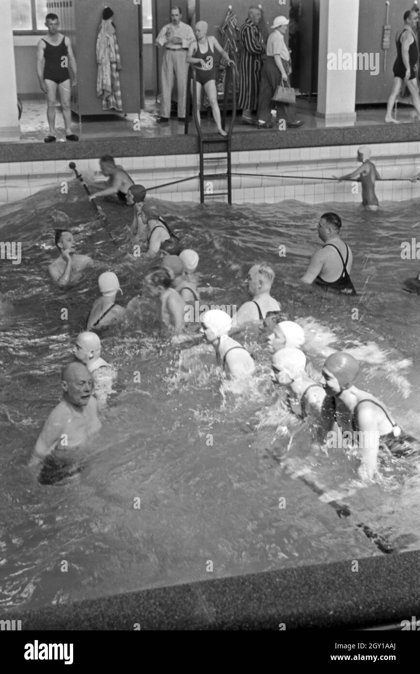 Gäste im Wellenbad auf Norderney, Deutschland 1930 er Jahre. Les clients à la piscine avec vagues artificielles à Norderney, Allemagne 1930. Banque D'Images