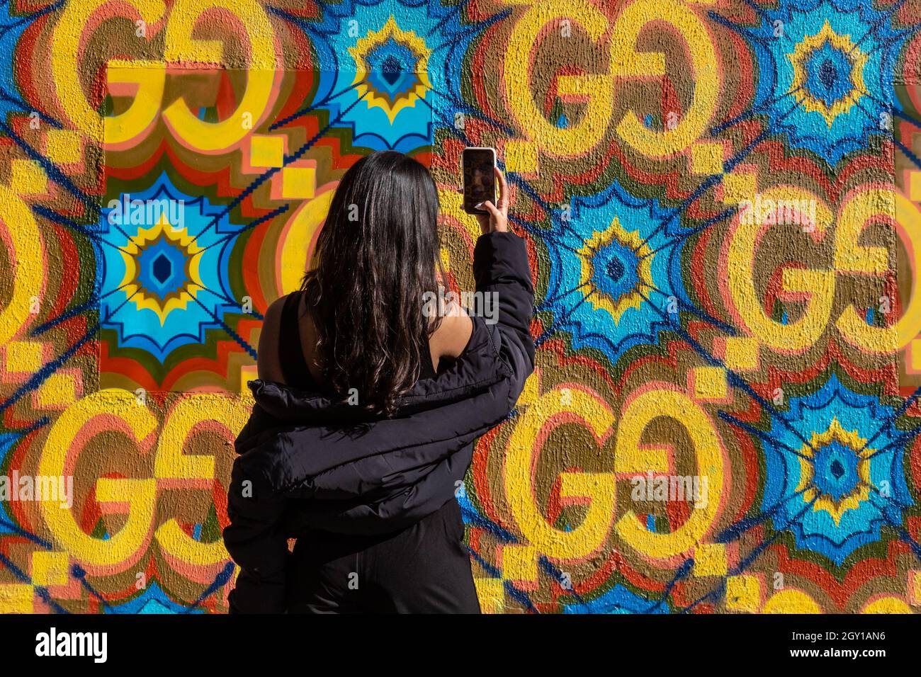 Londres, Royaume-Uni. 06e octobre 2021. Une jeune femme prend des photos de l'extérieur coloré du magasin. Un nouveau magasin éclair Gucci 'Circolo' ouvre ses portes dans le quartier branché de Shoreditch à Londres. Le magasin est doté d'un extérieur dynamique et d'un espace unique. Il restera ouvert pendant trois mois. Credit: Imagetraceur/Alamy Live News Banque D'Images Londres, Royaume-Uni. 06e octobre 2021. Une jeune femme prend des photos de l'extérieur coloré du magasin. Un nouveau magasin éclair Gucci 'Circolo' ouvre ses portes dans le quartier branché de Shoreditch à Londres. Le magasin est doté d'un extérieur dynamique et d'un espace unique. Il restera ouvert pendant trois mois. Credit: Imagetraceur/Alamy Live News Banque D'Images