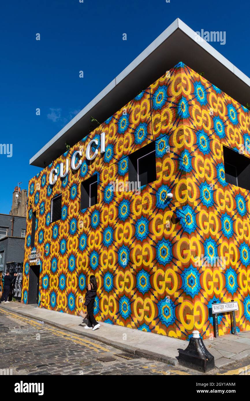 Londres, Royaume-Uni. 06e octobre 2021. Une jeune femme prend des photos de l'extérieur coloré du magasin. Un nouveau magasin éclair Gucci 'Circolo' ouvre ses portes dans le quartier branché de Shoreditch à Londres. Le magasin est doté d'un extérieur dynamique et d'un espace unique. Il restera ouvert pendant trois mois. Credit: Imagetraceur/Alamy Live News Banque D'Images Londres, Royaume-Uni. 06e octobre 2021. Une jeune femme prend des photos de l'extérieur coloré du magasin. Un nouveau magasin éclair Gucci 'Circolo' ouvre ses portes dans le quartier branché de Shoreditch à Londres. Le magasin est doté d'un extérieur dynamique et d'un espace unique. Il restera ouvert pendant trois mois. Credit: Imagetraceur/Alamy Live News Banque D'Images