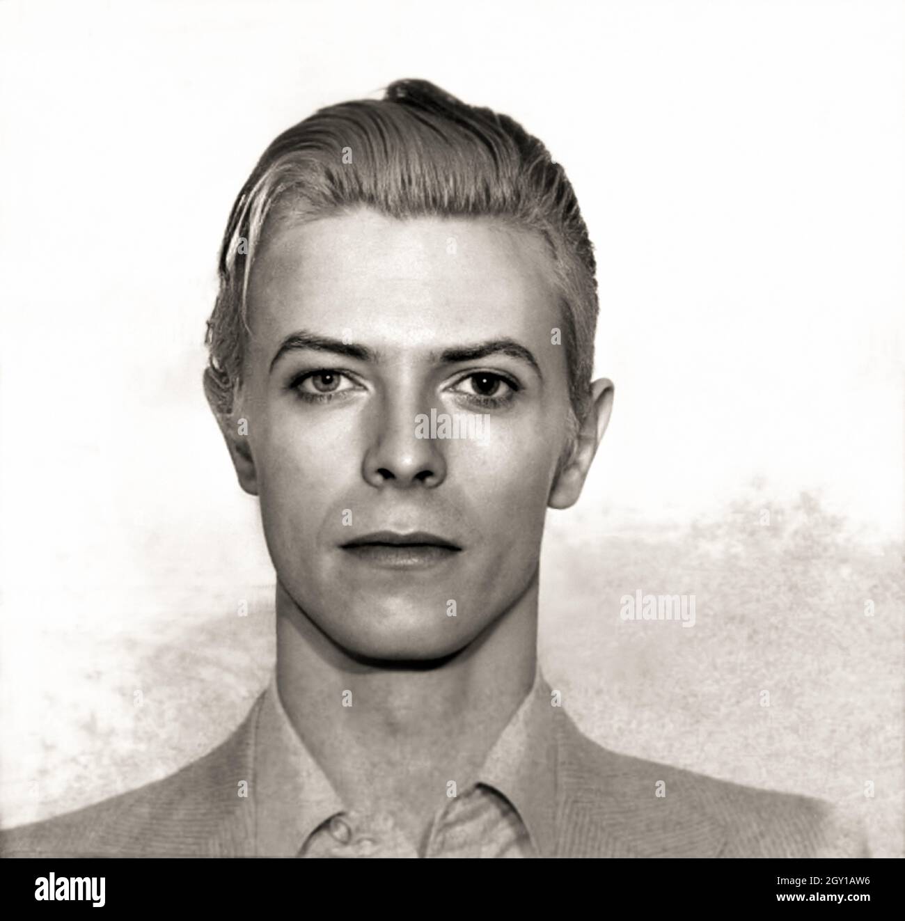 1976 , 25 mars , Rochester , New York , Etats-Unis : le célèbre rockstar  britannique et acteur DAVID BOWIE ( 1947 - 2016 ) dans le département de  police mugshots . -