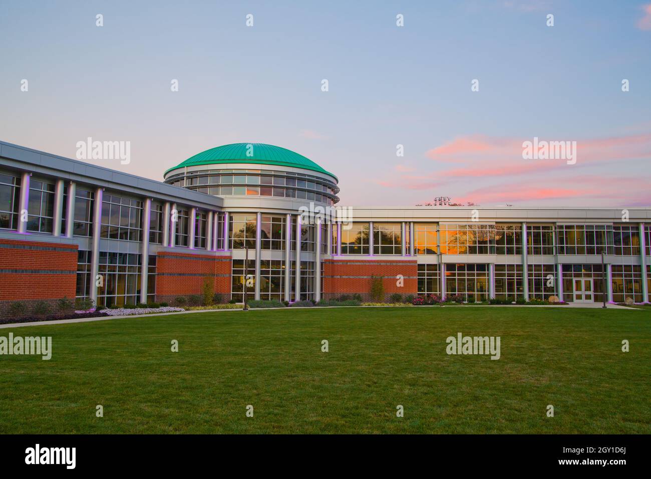Grand bâtiment avec de nombreuses fenêtres au coucher du soleil Banque D'Images