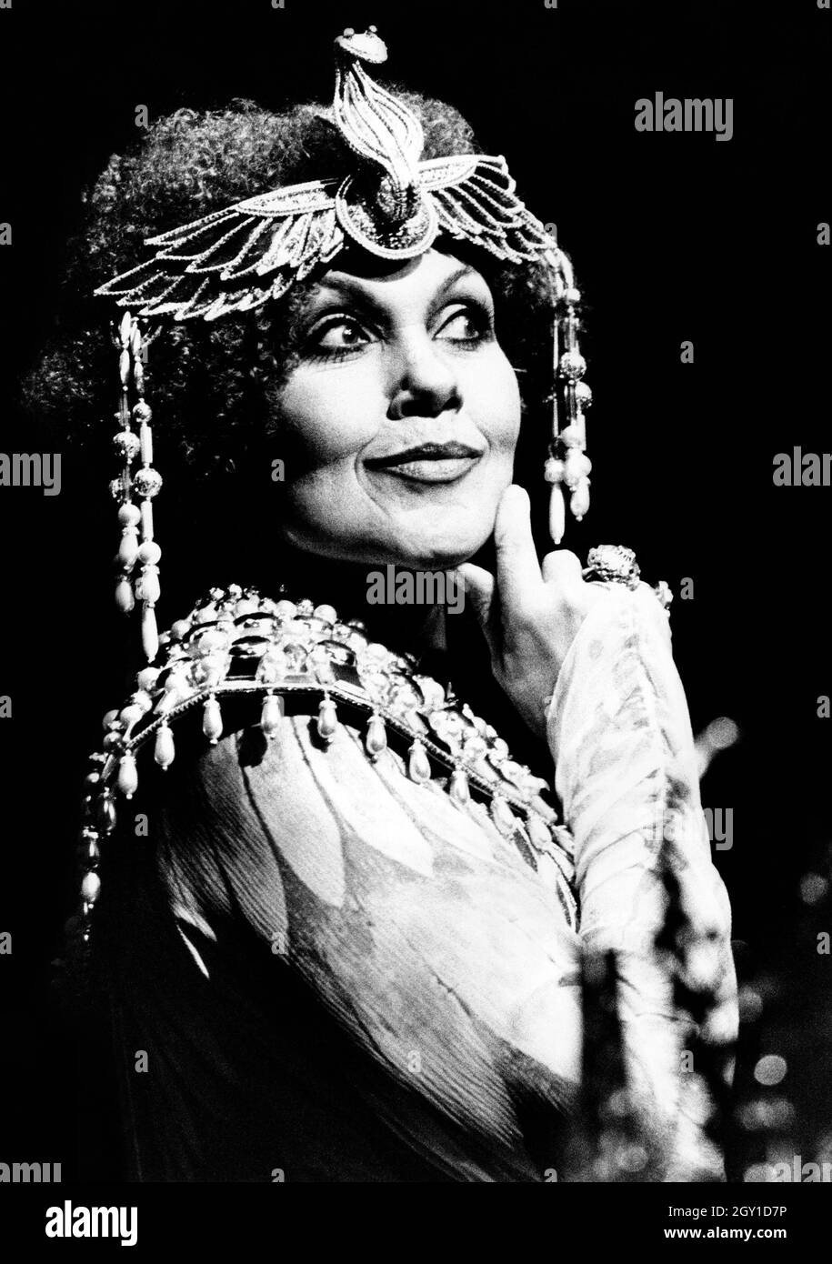 Cleo Laine (Colette) à COLETTE au Comedy Theatre, Londres SW1 24/09/1980 musique, livre et paroles: John Dankworth design: Tim Goodchild Lighting: David Hersey réalisateur: Wendy Toye Banque D'Images