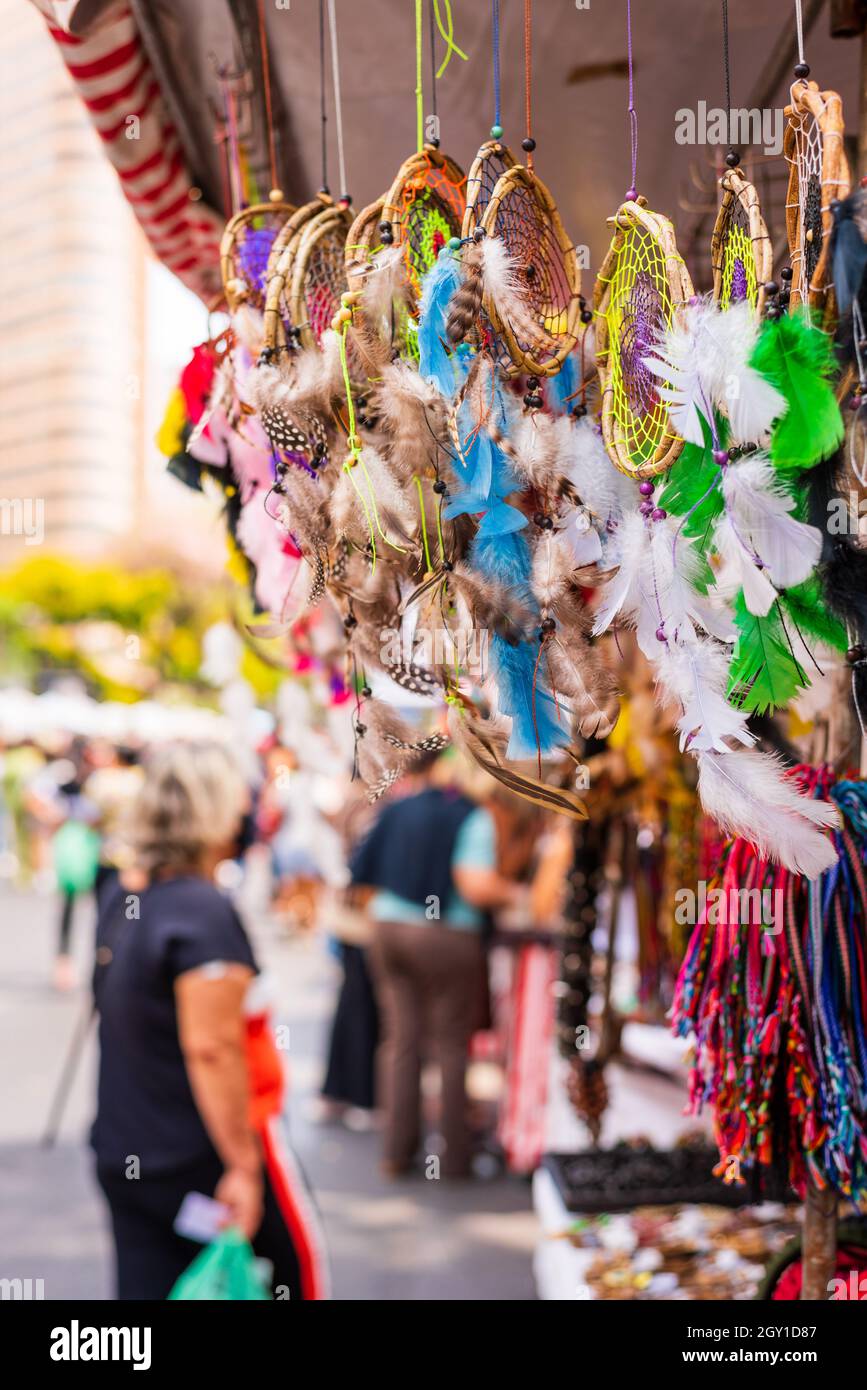 Les amateurs de rêve à vendre à la foire hippie de Belo Horizonte au Brésil. Banque D'Images