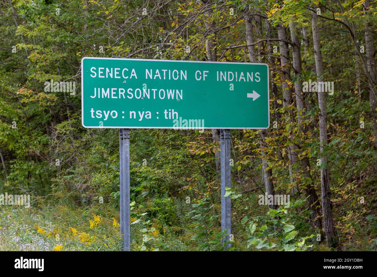 Salamanque, New York - les panneaux routiers de la nation Seneca sont bilingues, en anglais et en langue Seneca. Banque D'Images
