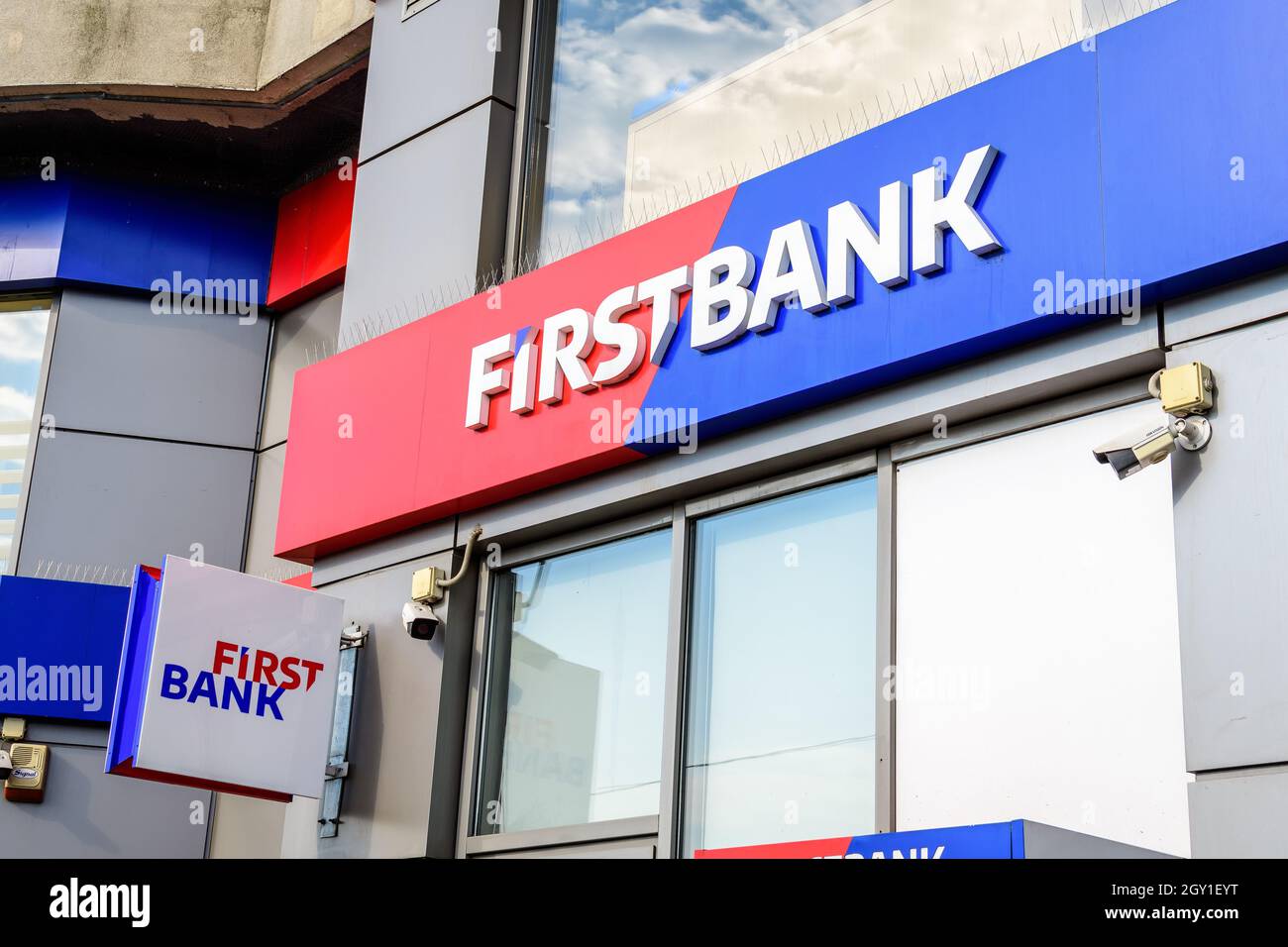 Bucarest, Roumanie - 6 juin 2021 : grand logo à l'entrée d'une succursale First Bank dans le centre-ville Banque D'Images