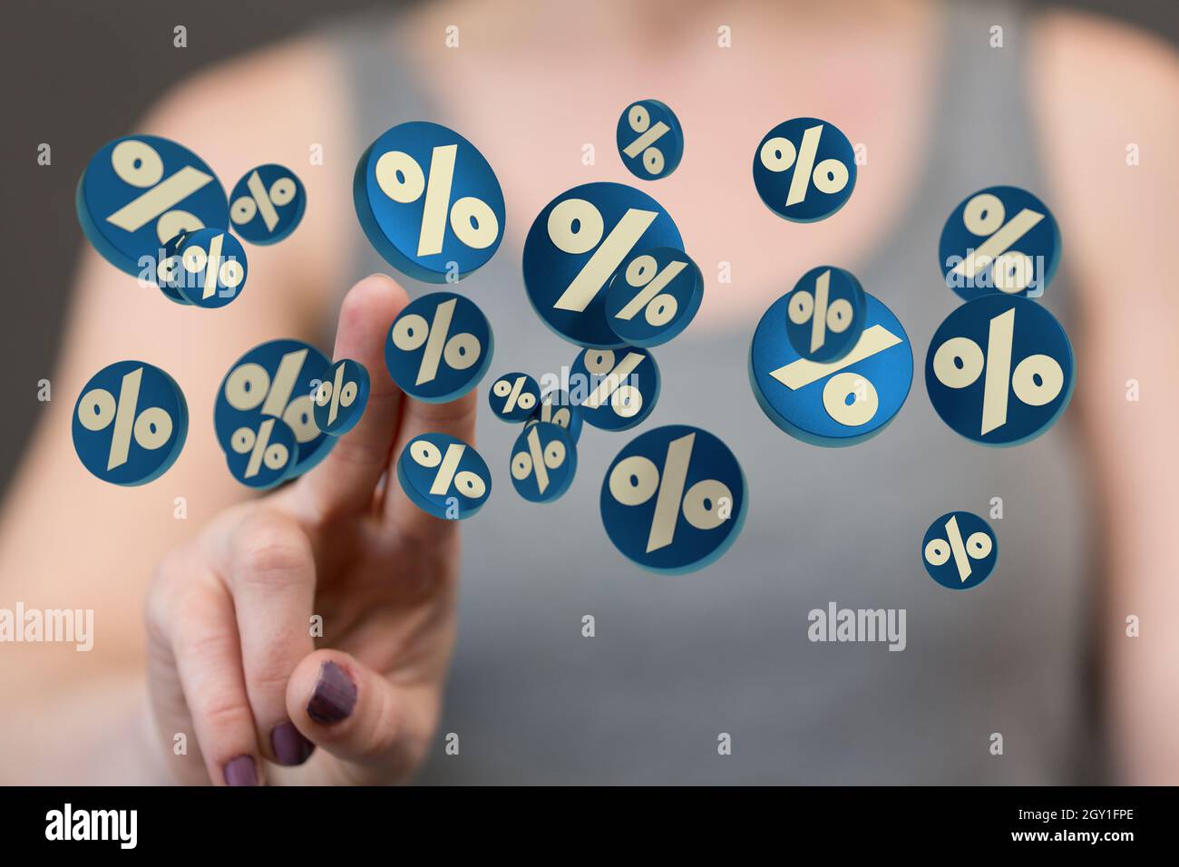 La main de femme touchant 3D rendu vente, pour cent, réduction icônes circulaires qui coule dans l'air Banque D'Images