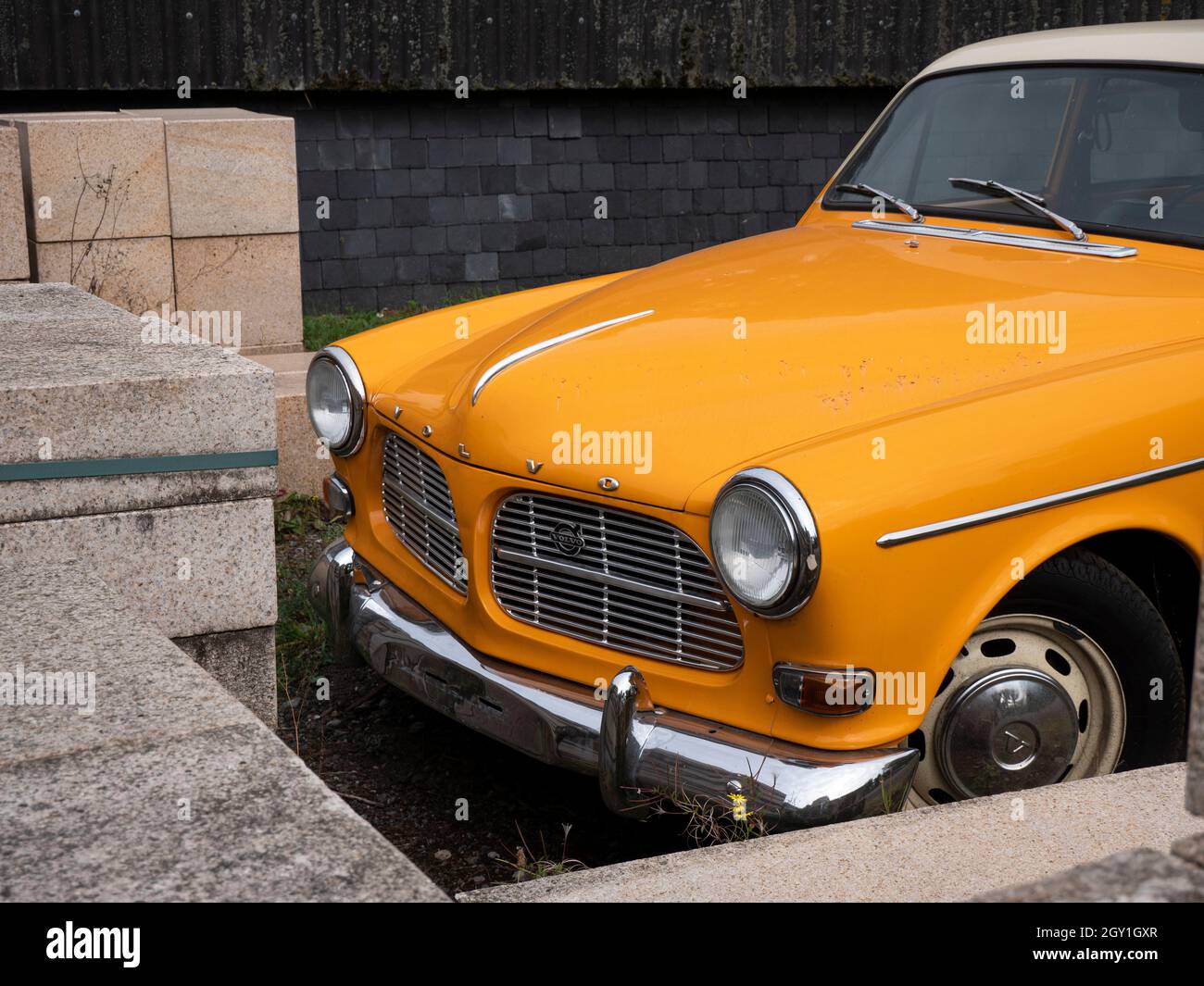 Stekene, Belgique, 25 septembre 2021, avant avec pare-chocs chromé d'une voiture classique orange Volvo 122 Banque D'Images
