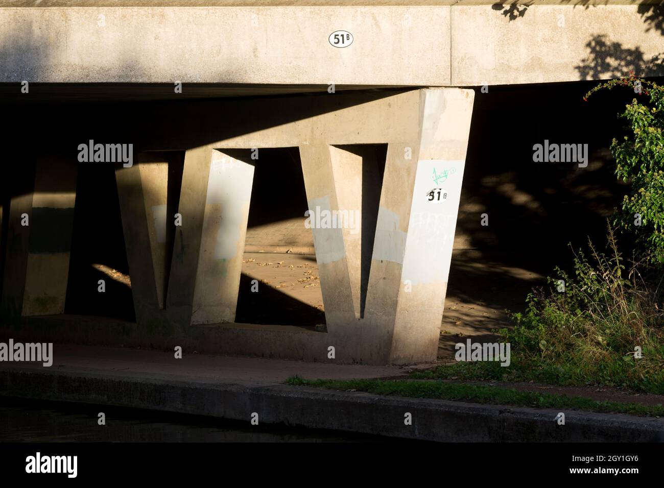 Supports de pont en béton, route A46 traversant le Grand Union Canal, Warwick, Warwickshire, Royaume-Uni Banque D'Images