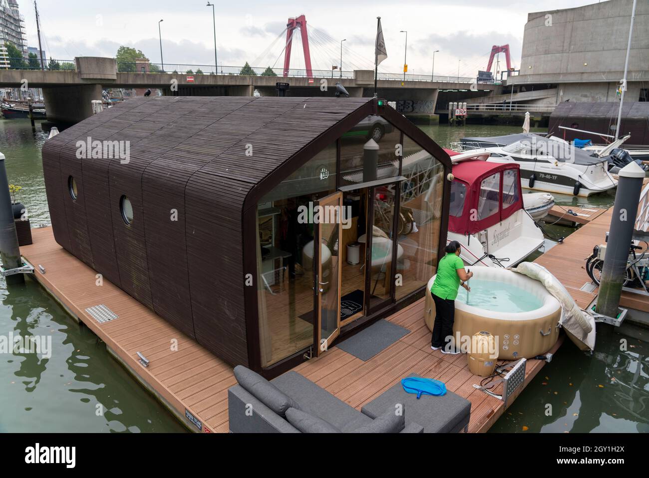 Le Wikkelboat, une péniche faite de 24 couches, collé, carton d'arbres scandinaves, maison minuscule, à louer, dans le Wijnhaven, Rotterdam,Pays-Bas Banque D'Images