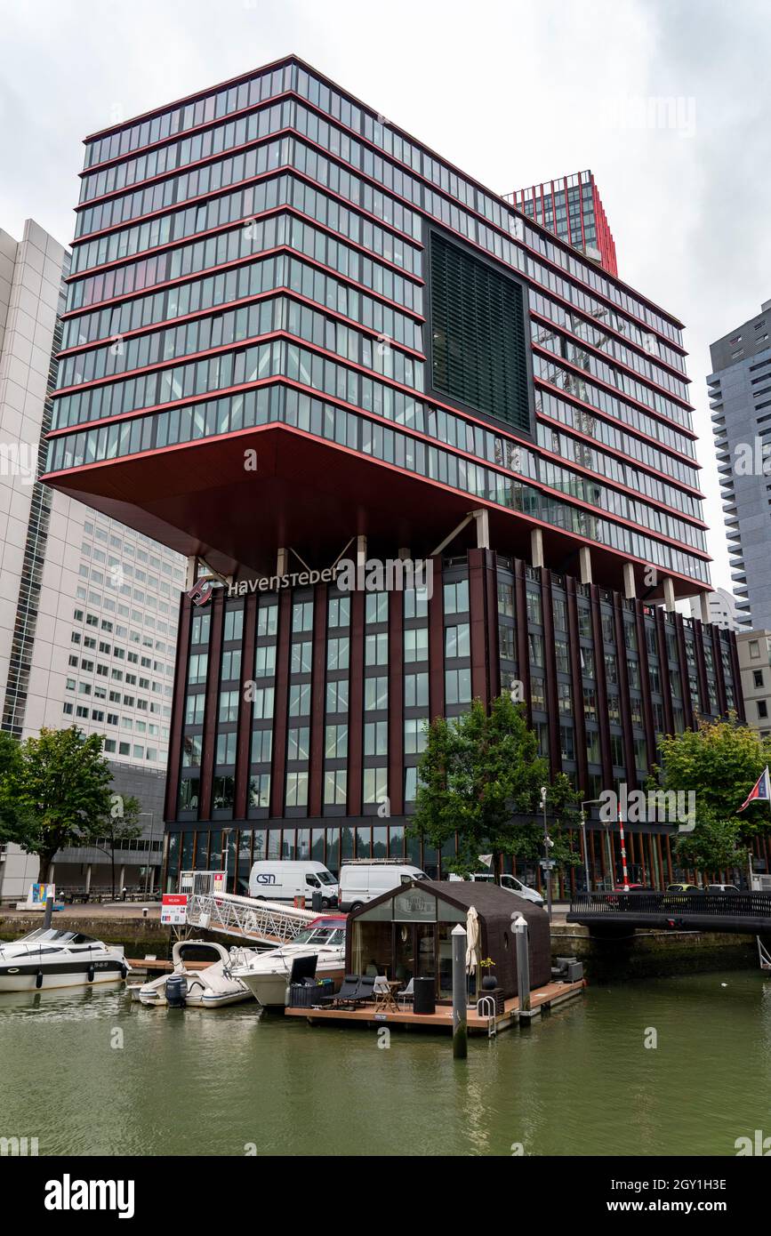 Le Wikkelboat, une péniche faite de 24 couches, collé, carton d'arbres scandinaves, maison minuscule, à louer, dans le Wijnhaven, Rotterdam,Pays-Bas Banque D'Images