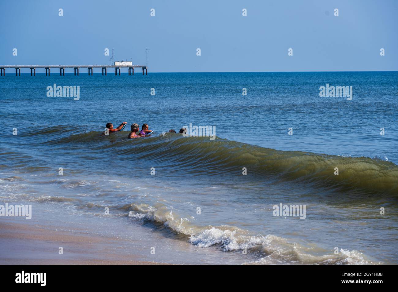 Duck, NC, USA -- les nageurs plongent dans l'océan Atlantc lors d'une chaude journée d'été. Banque D'Images
